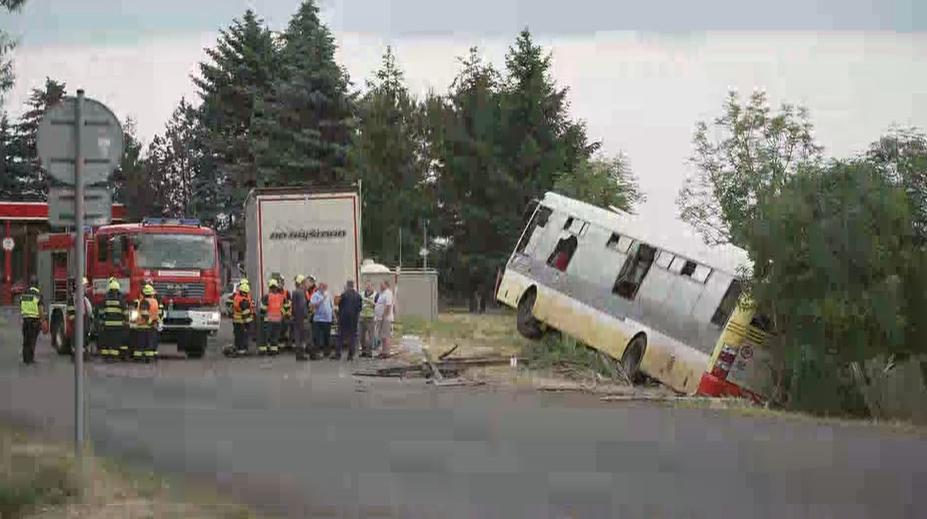 V Litvínově havaroval autobus. Několik lidí je zraněno