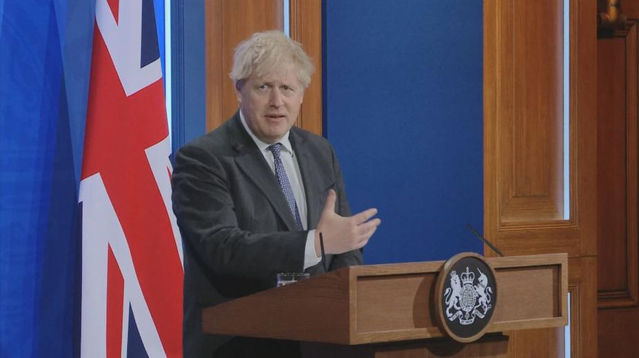Johnson bude nadále premiérem Británie. Ustál hlasování o nedůvěře