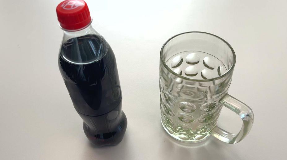 VIDEO: Cola už vám ze skleničky nikdy nevypění. Tohle využijete každý den
