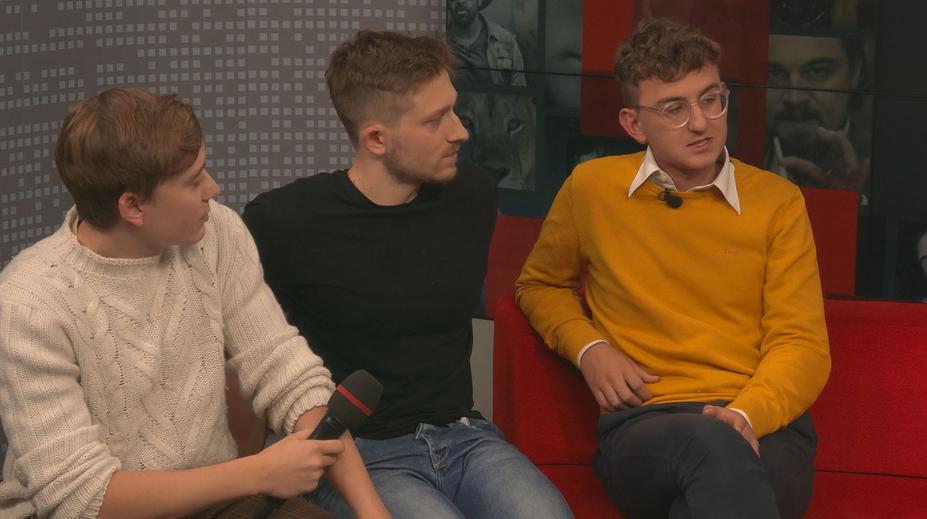 Na gauči s herci ze seriálu Pan profesor