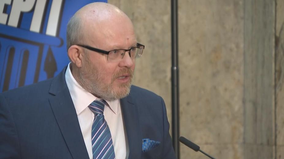 Válek: Díky urychleným dodávkám léčiv se situace na trhu postupně stabilizuje