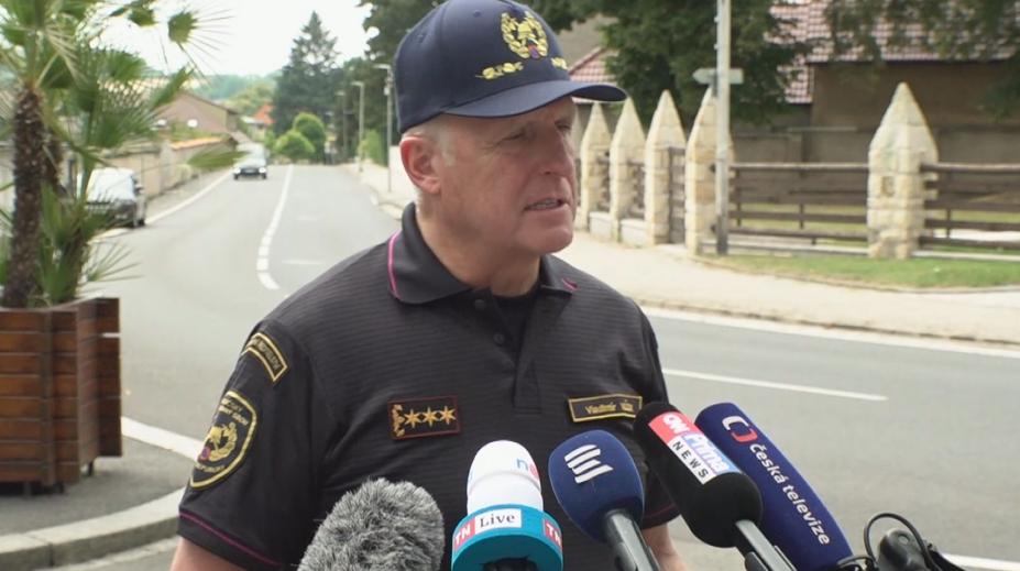 Zeman se sešel se šéfem hasičů Vlčkem. Poděkoval mu za zásah v Českém Švýcarsku