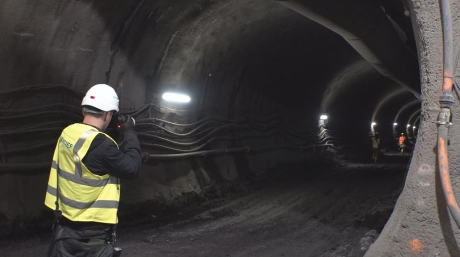 Stavba metra D probíhá 24 hodin denně. Informační centrum ukazuje aktuální pokrok