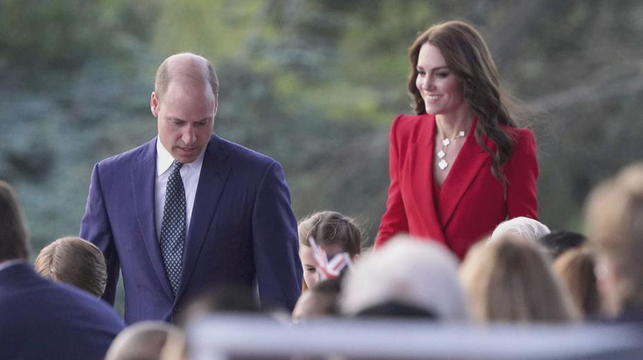 VIDEO: Pobavil tím celý svět. Muž prošel nevědomky kolem prince Williama a Kate