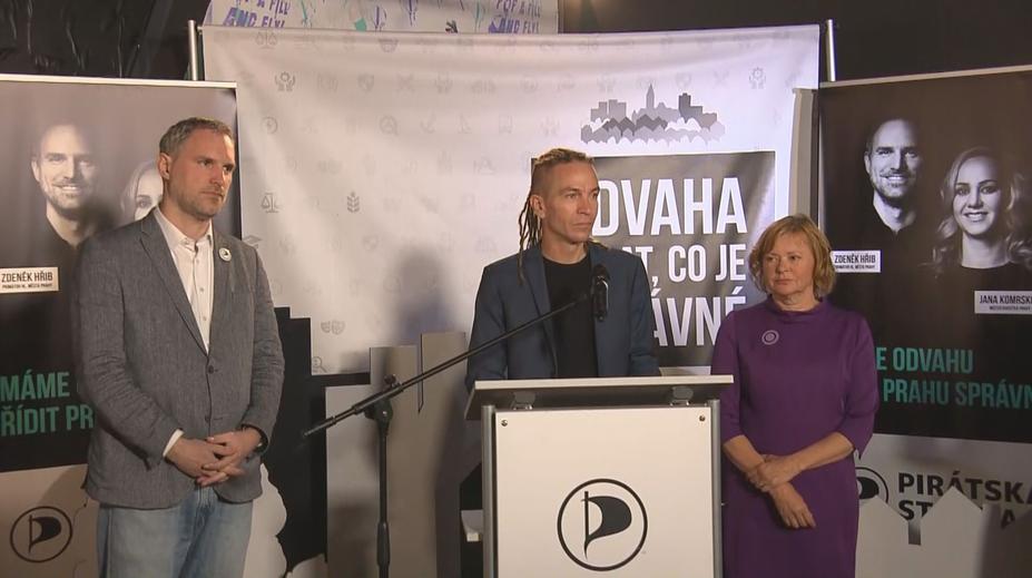 Tisková konference Pirátů při sčítání volebních výsledků ke komunálním a senátním volbám