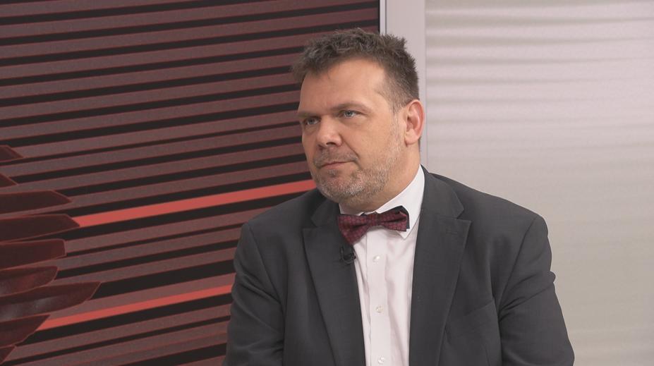 Brutální noční útok a ohnutí parlamentních pravidel. Baxa reagoval na změnu financování veřejnoprávních médií