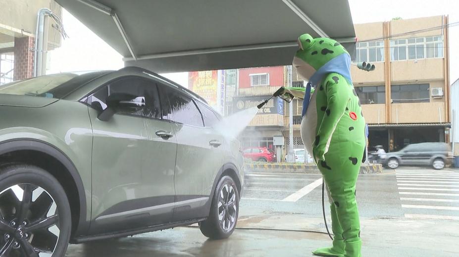 VIDEO: Máte špinavé auto? Na této myčce vám ho umyje živý žabák