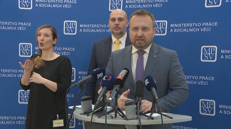 Pracující důchodci mohou mít slevu na pojistném. Čas mají do konce ledna, řekl Jurečka