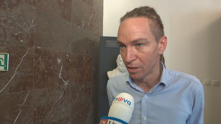 Nová tvrďácká image premiéra může pomoci i Pirátům, míní politolog Valeš
