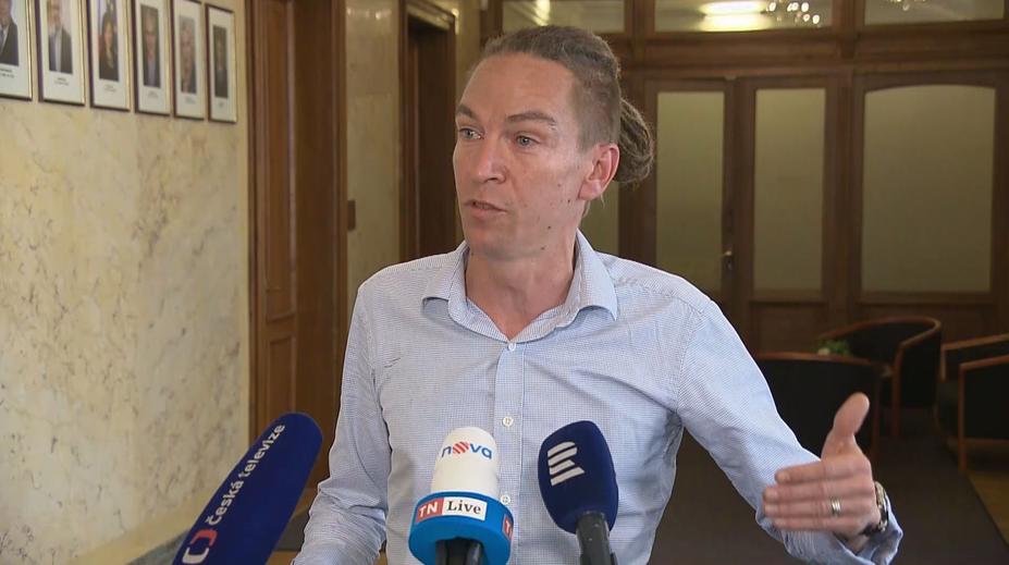 NKÚ našlo chyby v zakázkách za 100 milionů. Bartoš nařídil audity