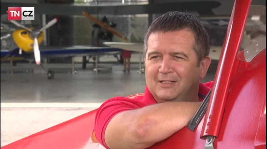 Napřímo: Hamáček prozradil tajemství červené mikiny i své koníčky