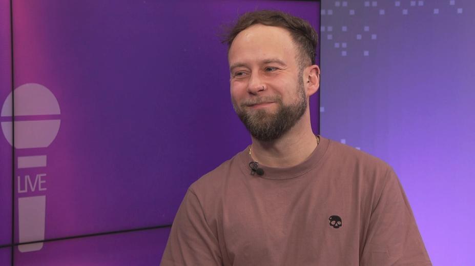 Frontman Support Lesbiens: Naživo hrajeme drsněji. Fanynkám a fanouškům se to líbí