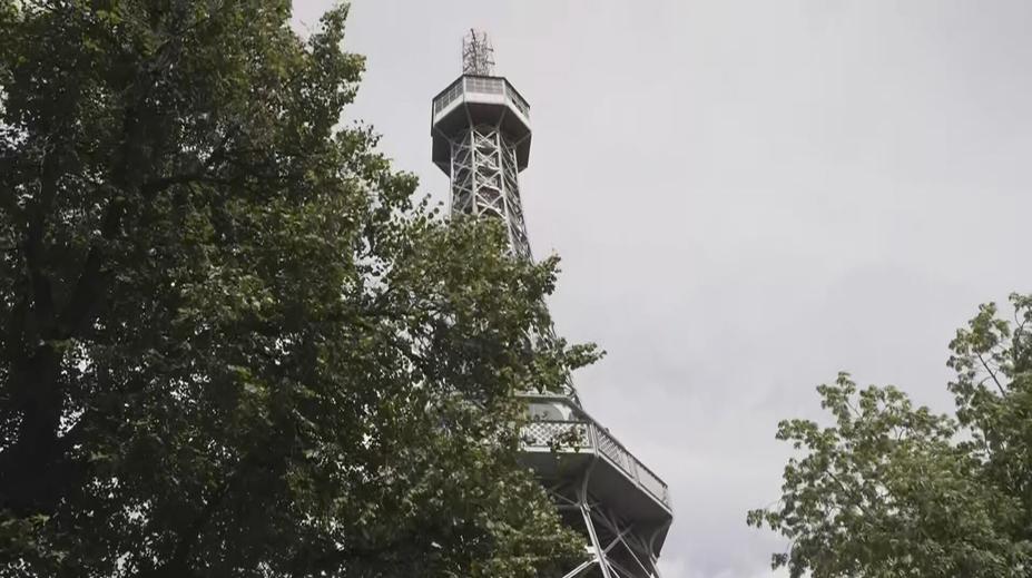 Petřínská rozhledna slaví 135 let. Výročí připomíná speciální akce
