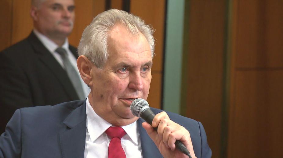Zemanův stav se zlepšuje. V nemocnici ale ještě musí zůstat