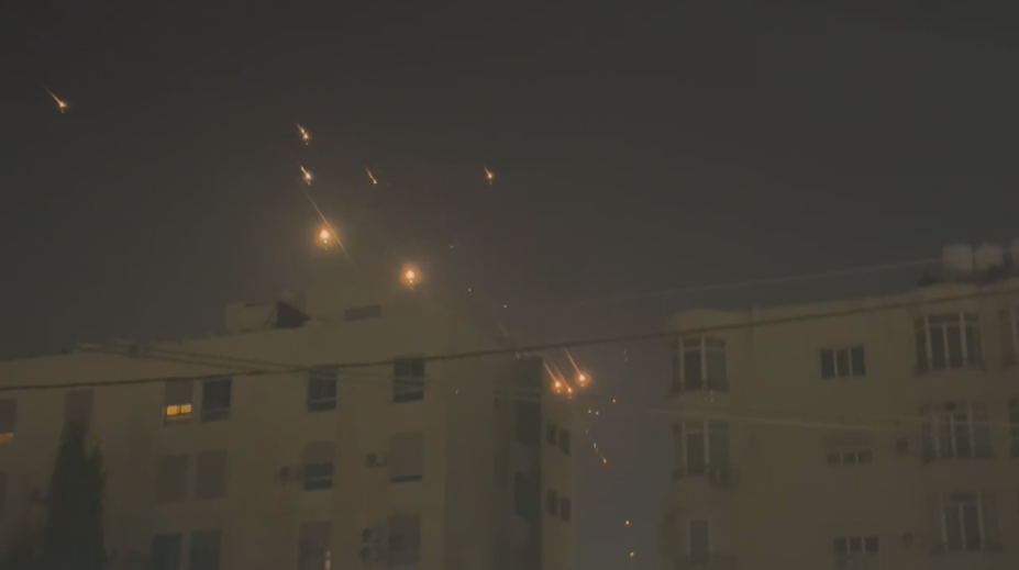 VIDEO: Jako roj padajících hvězd. Strhující záběry oblohy bombardovaného Izraele