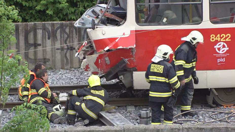 Srážka dvou pražských tramvají. Řidiče museli vyprostit, tři lidé se zranili