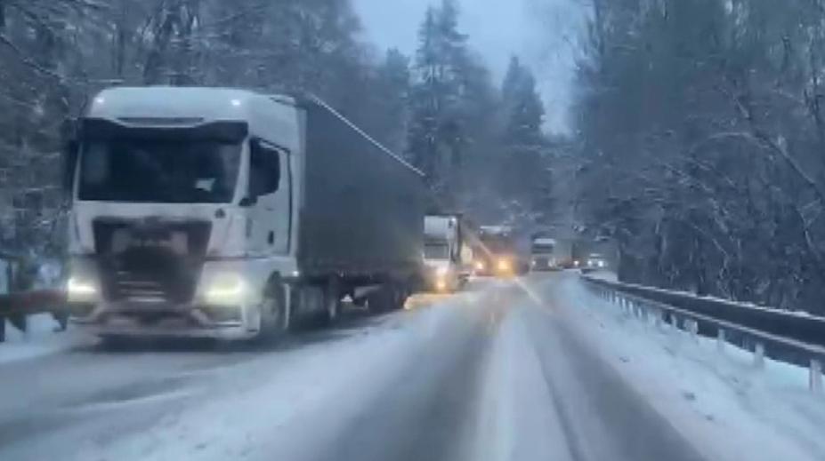 Sníh opět komplikuje dopravu. Dálnici D1 uzavřela nehoda kamionu