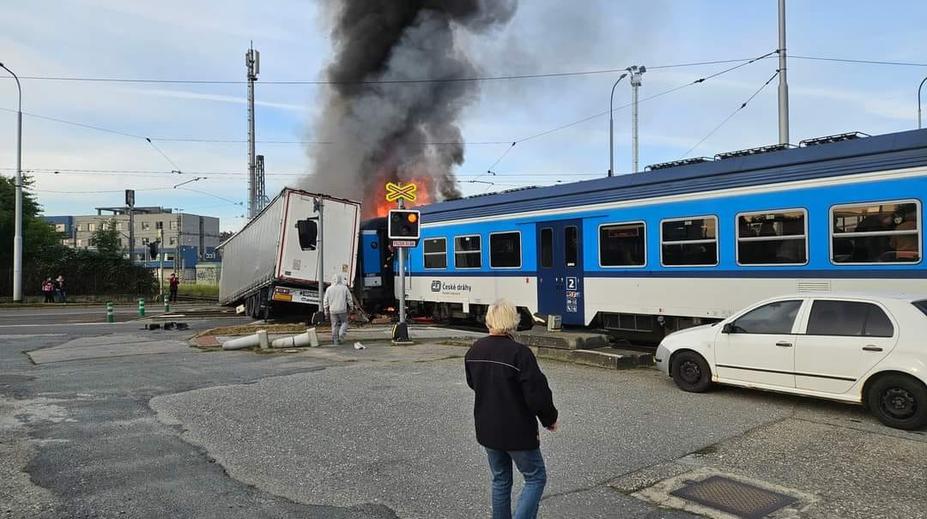 VIDEO: Ukázalo se, že z momentu střetu lokomotivy a kamionu existuje záznam
