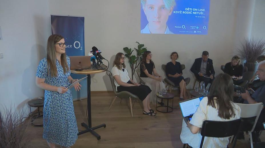 Dělají na internetu děti opravdu to, co říkají? Průzkum zmapoval jejich aktivitu na telefonu