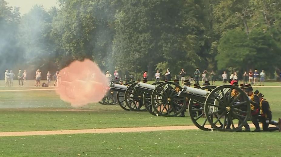 Rok od smrti královny Alžběty II.: V Británii na počest stříleli z děl
