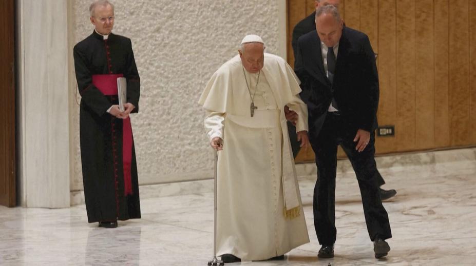 VIDEO: Chvíle strachu o papeže Františka. Při chůzi ho zradila hůl