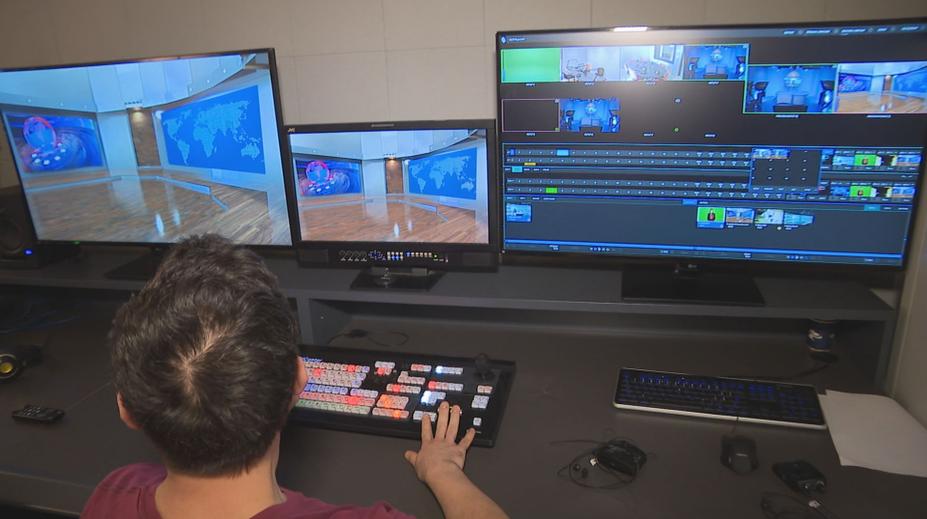 FSV UK má nové moderní studio. Studenti si v něm mohou vyzkoušet práci v televizi i rádiu
