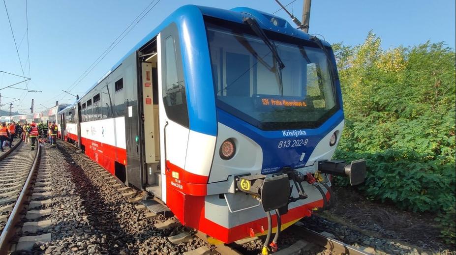 Doprava pod viaduktem byla po srážce vlaků uzavřena, všude blikala záchranářská auta, říká mluvčí železnic