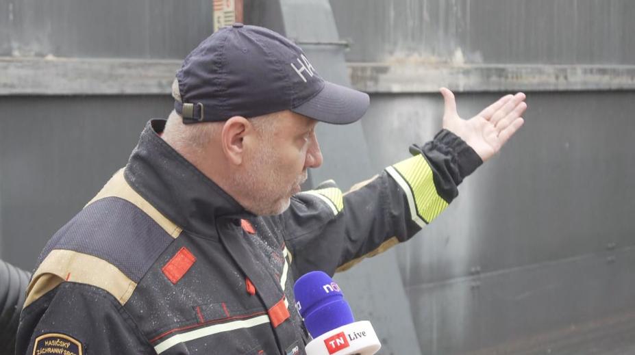 Vrata Čertovky jsou zavřená. Hasiči už pytlují. Mluvčí popsal opatření v Praze