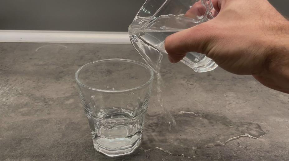 Konec rozlitému pití. Takhle ho ze sklenky přelijete bez ztráty jediné kapičky