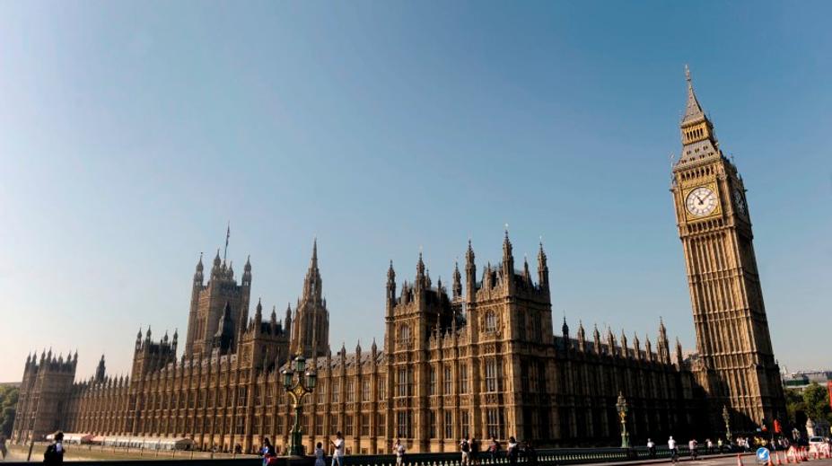 Britský parlament schválil vyhošťování ilegálních migrantů do Rwandy