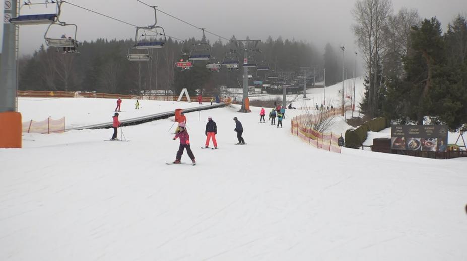 Skiareály čeká další týden jarních prázdnin. Mluvčí Lipna prozradil, jaké jsou podmínky