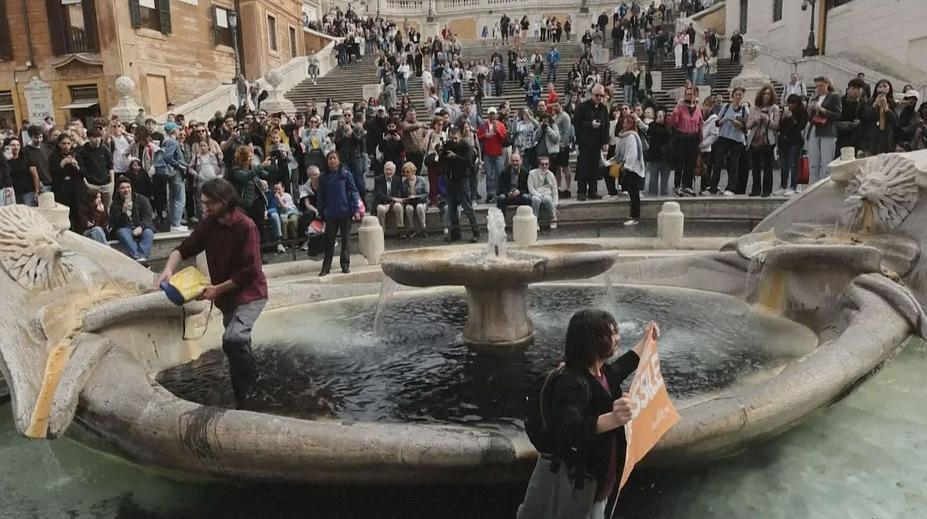 VIDEO: Klimatický protest v Římě. Aktivisté znečistili historickou fontánu