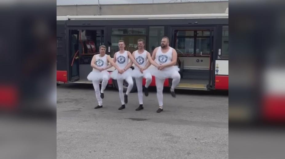 VIDEO: Řidiči brněnské MHD baví internet. Před autobusem tancují jako baletky