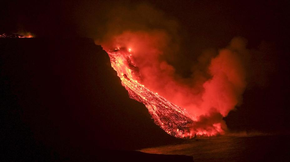 Láva ze sopky La Palma stekla do moře