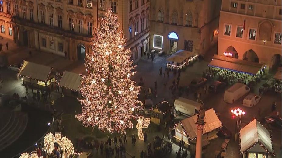 Na Staroměstském náměstí se rozsvítil vánoční strom. Zdobí ho úsporné LED žárovky