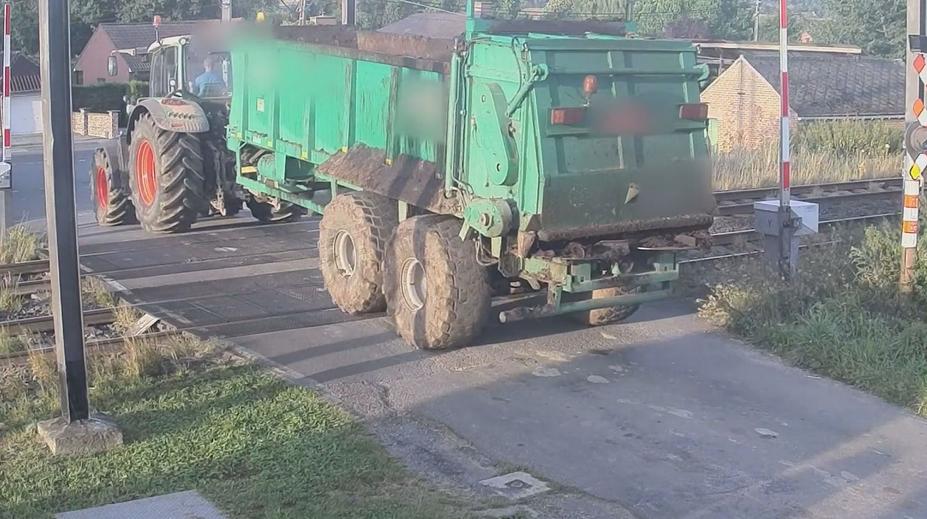 VIDEO: Tohle předcházelo srážce. Rychlovlak smetl traktor na kolejích