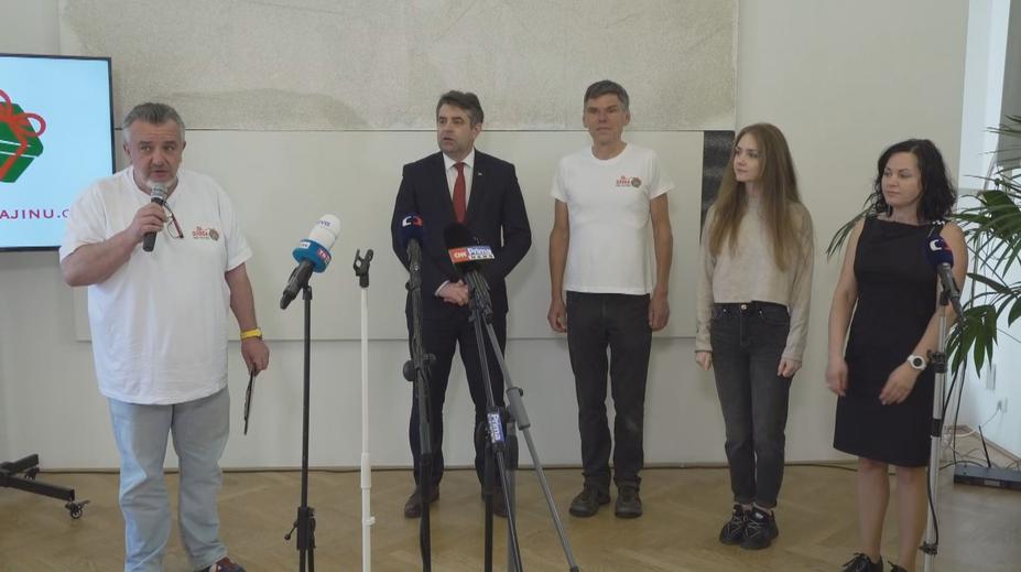 Češi vybírají peníze na zbraně pro Ukrajinu. Miliardář chce ukázat cenu války