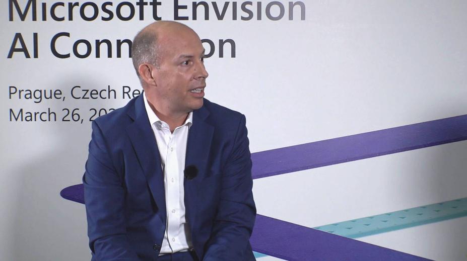 Umělá inteligence pracovní místa nebere, ale vytváří, tvrdí šéf vývoje AI Microsoftu