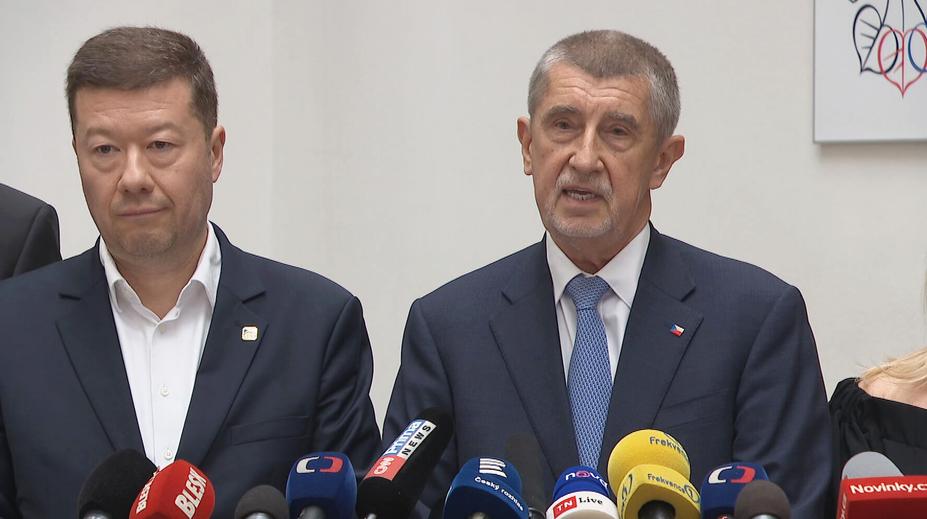Vláda nechce, abyste slyšeli náš názor na obranu země, stěžuje si opozice