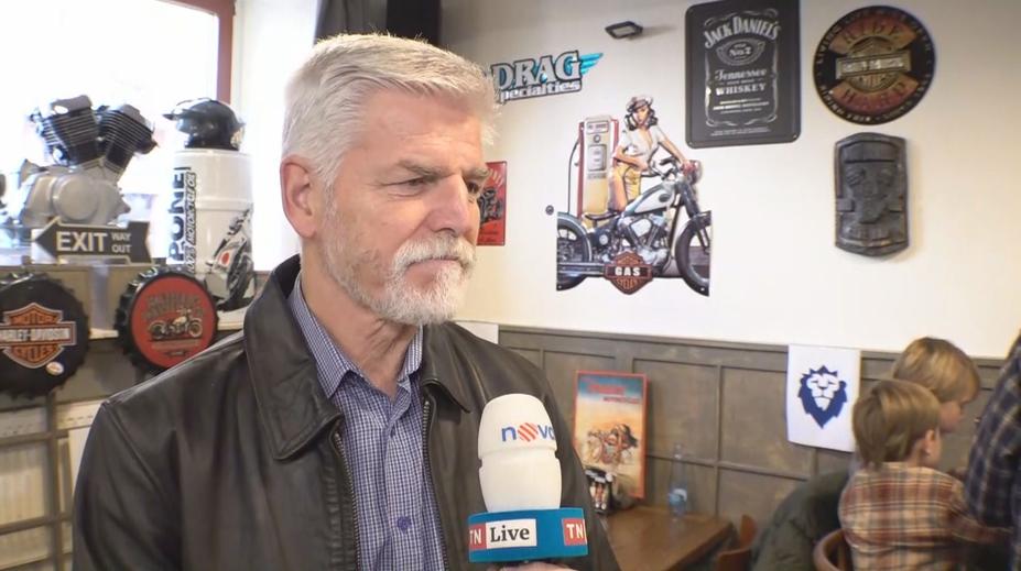 Petr Pavel obědvá se svými příznivci. Dá si svůj oblíbený burger