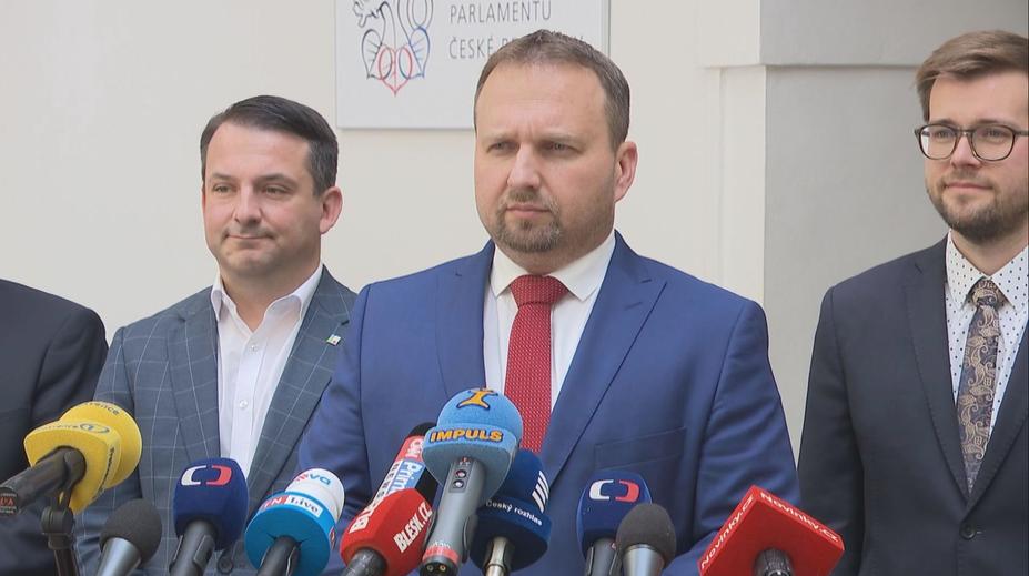 Důchodový systém je neudržitelný, říká Jurečka. Změny srazí důchodce do bídy, tvrdí Okamura