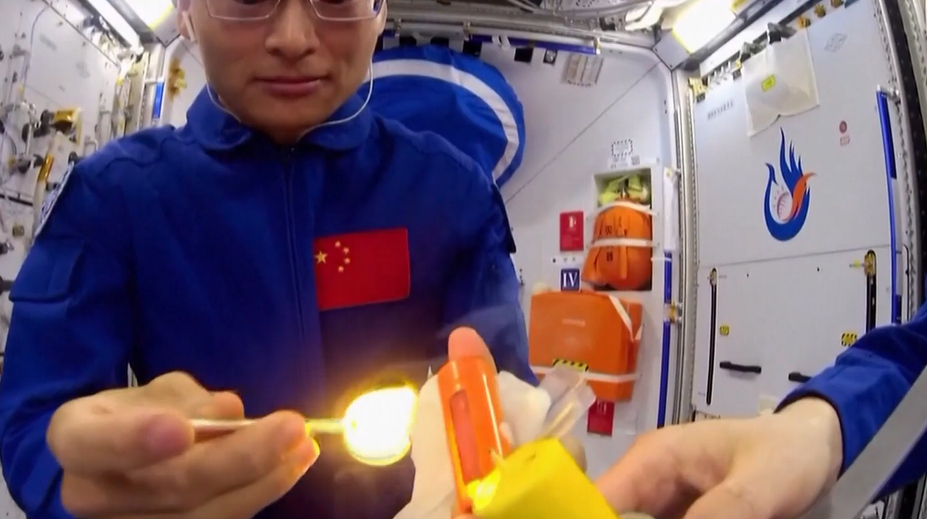 Astronauti ukázali neobvyklý jev. Svíčky ve vesmíru hoří úplně jinak než na Zemi