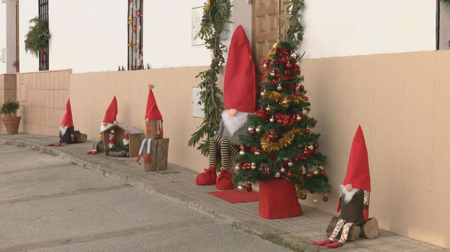 Znáte tuhle vánoční tradici? Španělské městečko zdobí skřítci