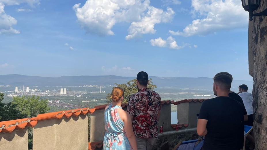 U Litvínova odpálili nevybuchlou pumu. Lidé přišli explozi sledovat z hradu