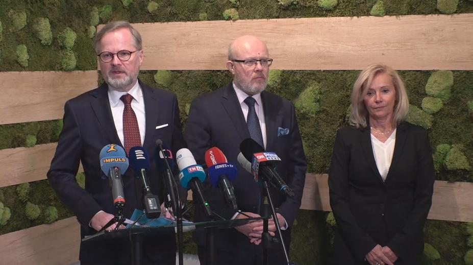 Fiala: Akutní nedostatek léčiv se ministerstvu daří řešit. Situace se zlepšuje