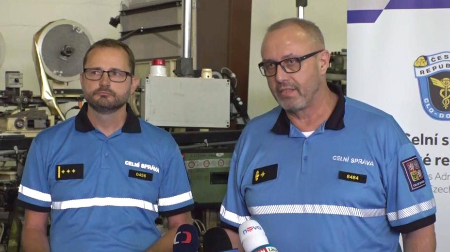 Celníci dvacet let odhalují nelegální byznys s tabákem. Našli ho už tuny