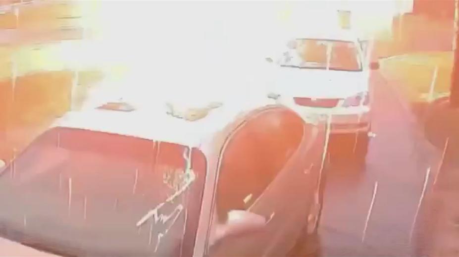 VIDEO: To bylo o fous. Jen co pár zabouchl dveře od auta, udeřil vedle něj blesk