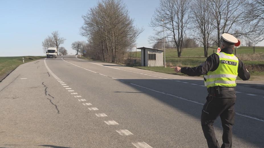 Policie po celý den měří rychlost. Na stovkách míst stojí hlídky s radary