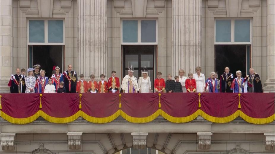 Královská rodina se sešla na balkoně Buckinghamského paláce. Společně mávali lidu