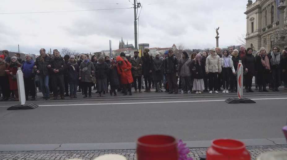 Prahou prošel pietní průvod za oběti střelby. Na závěr symbolicky objal budovu fakulty